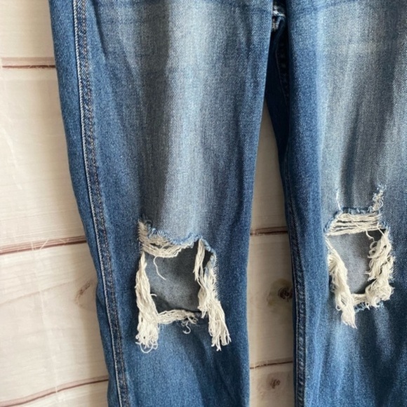 Hollister Ultra High Rise Mom Jeans - Picture 4 of 6